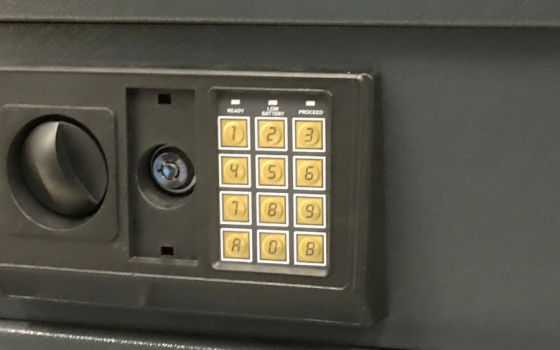 Avarinis seifų atrakinimas, gaminame seifų raktus, keičiame elektroninių ar mechaninių seifų sistemų kodus. Avarinis visų tipų seifų atrakinimas. „SPYNŲ ATIDARYMAS“ viskas iš vienų rankų.