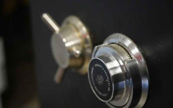 Avarinis seifų atrakinimas, gaminame seifų raktus, keičiame elektroninių ar mechaninių seifų sistemų kodus. Avarinis visų tipų seifų atrakinimas. „SPYNŲ ATIDARYMAS“ viskas iš vienų rankų.
